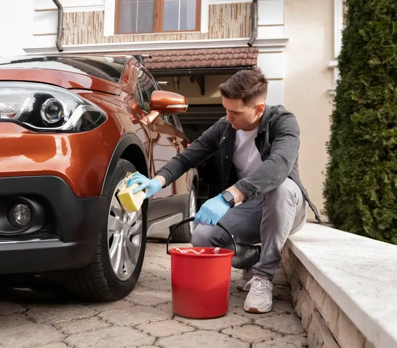 Lavage auto à domicile Triaize : professionnel intervenant sur un véhicule